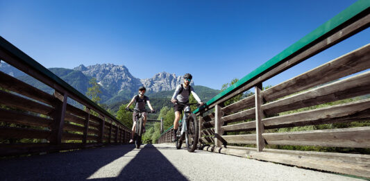 Sárguló falevelekkel szegélyezett kerékpártúra Svájcban Sárguló falevelekkel szegélyezett kerékpártúra Svájcban