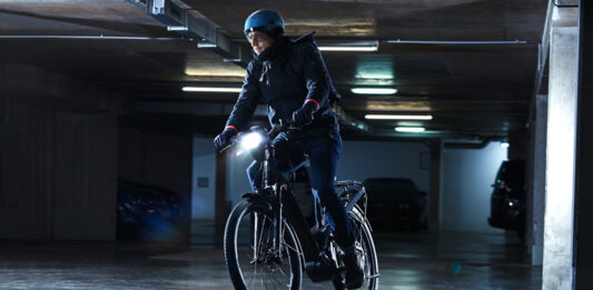 Biztonságos kerékpározás a sötét estéken: hasznos tippek egy profitól Biztonságos kerékpározás a sötét estéken