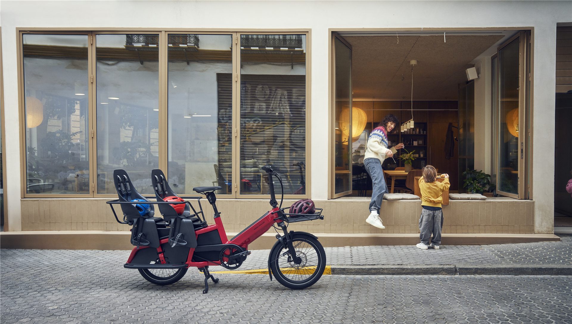 Multitinker2 két gyereküléssel parkolva a járda mellett